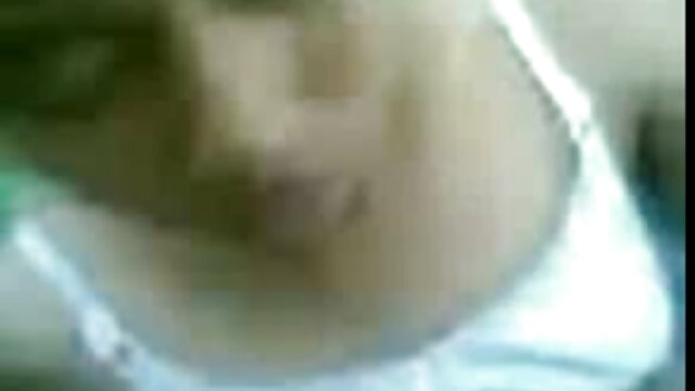 ຄຸນນະພາບສູງ :  ຜົມສີດຳທີ່ເຢັນສະບາຍໂດດຂຶ້ນລົງເທິງຈອນສັນຂອງລາວ ຂໍຮູບເງົາ 